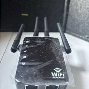 WiFi Repeater Black